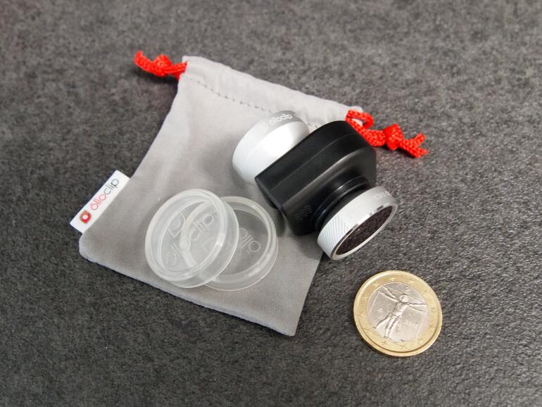 Die Euro-Münze ist nicht dabei: Olloclip, zwei Schutzkappen und ein Beutel 