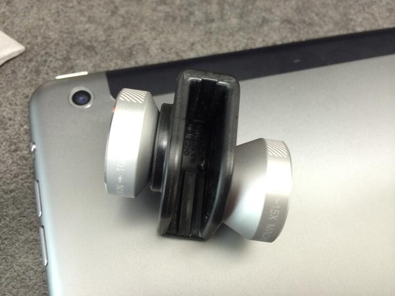 Der Aufsatz passt über die iPad-Ecke mit der Kamera 