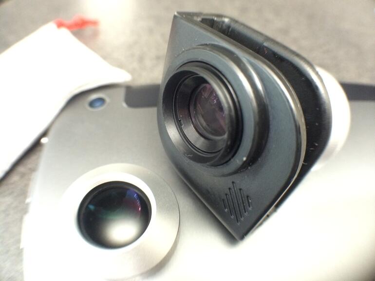 Das Objektiv lässt sich abschrauben und legt eine Linse für den Nahbereich frei 