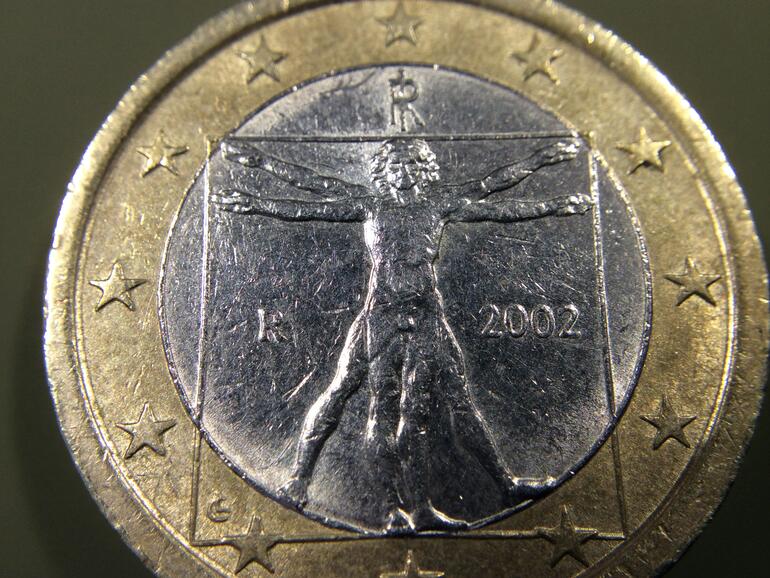 Euro-Münze mit dem Olloclip-10-fach-Marco 