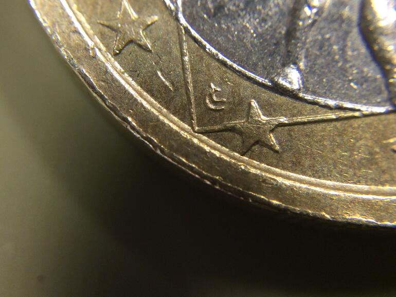 Euro-Münze mit dem Olloclip-15-fach-Marco 