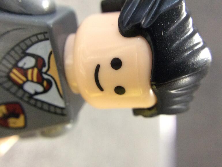 Lego-Figur durch das Olloclip-10-fach-Marco 