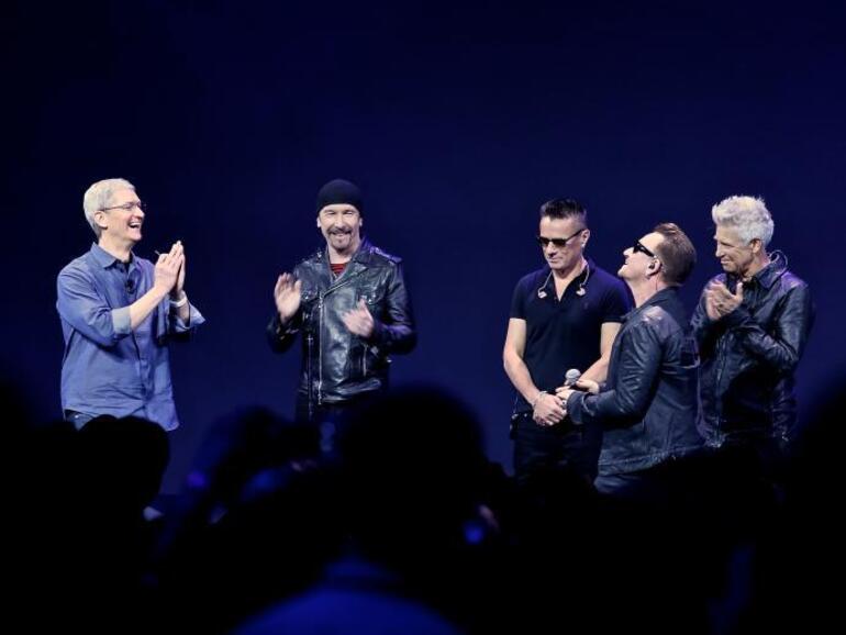 Tim Cook und Bono bei der Präsentation des Albums Songs of Innocence.