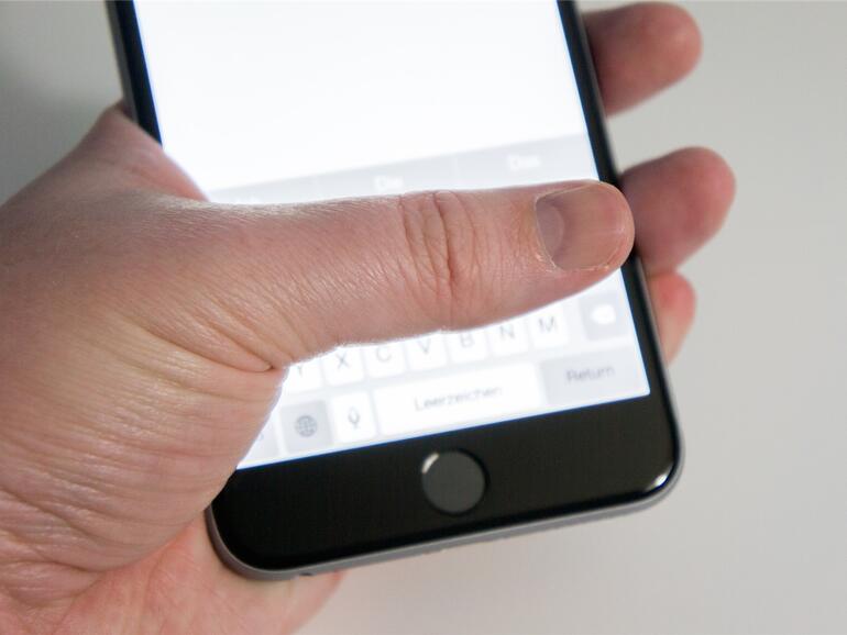 iPhone 6 Plus: Däumchen streck dich. Prinzipiell ist das Gerät tatsächlich mit einer Hand bedienbar.
