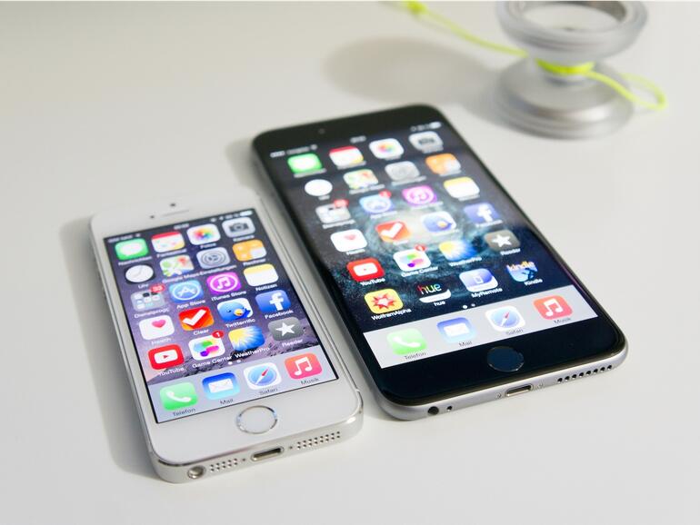 Im Vergleich: Links das iPhone 5s, rechts das iPhone 6 Plus.