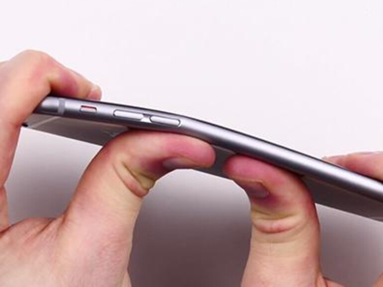 Das iPhone 6 Plus kann auch mit bloßen Händen verbogen werden.
