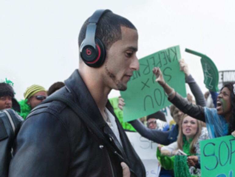 NFL-Quarterback Colin Kaepernick trägt Beats.
