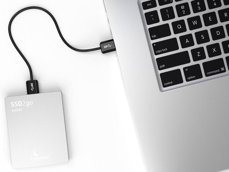 Im Lieferumfang befindet sich ein hochwertiges USB-Kabel, welches leider etwas kurz und starr geraten ist.