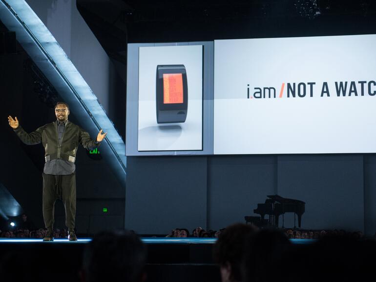Will.i.am stellte sein Wearable Puls auf der Dreamforce von Salesforce.com vor.