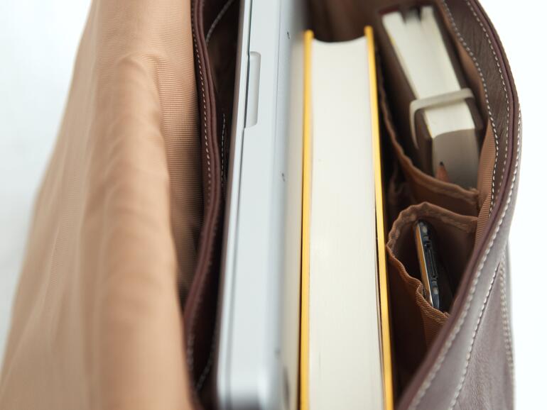 Im Innenbereich gibt es mehrere Fächer und Platz für das MacBook und Unterlagen