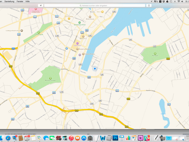 Öffnen Sie die Karten-App und drücken auf den Kompass-Pfeil neben dem Adress-Suchfeld. Die App ermittelt nun den aktuellen Standort