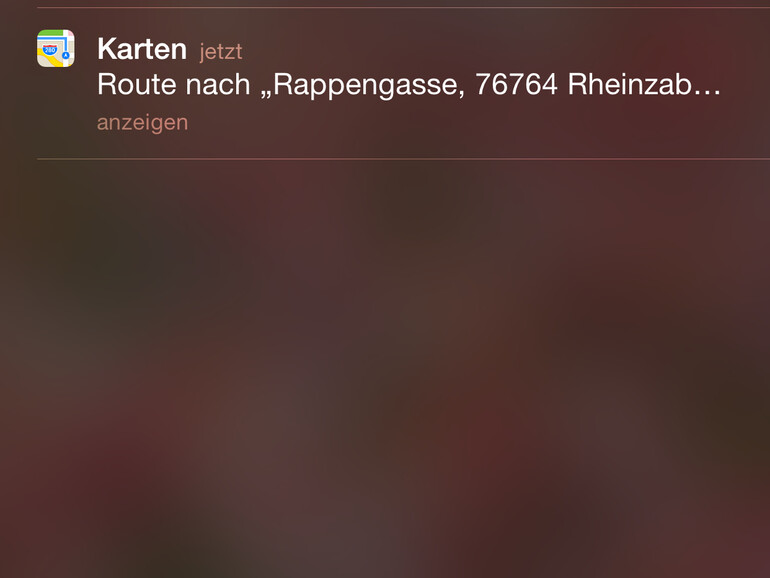 Es erscheint eine Nachricht auf dem iPhone. Mit einem Wischen können Sie die Nachricht beziehungsweise die Route an die Karten-App schicken