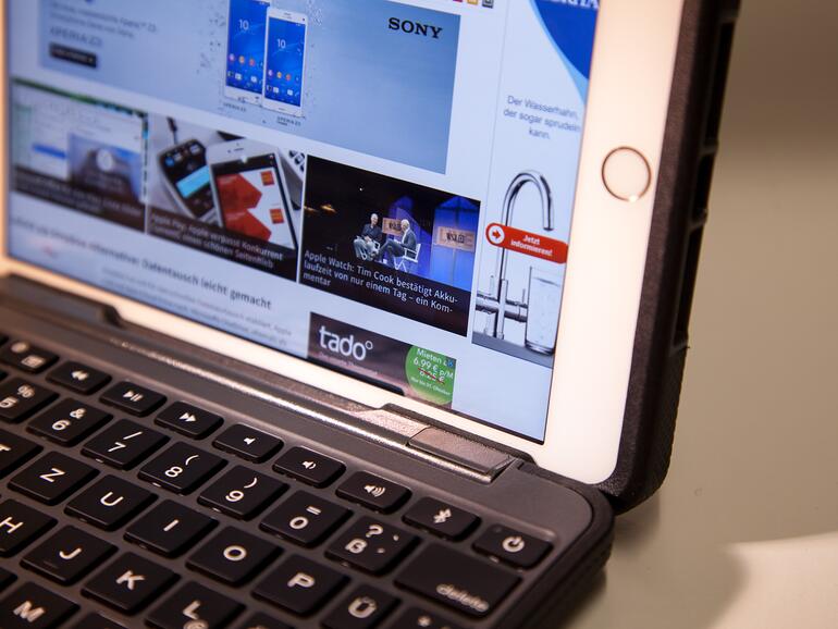 Das stabile Scharnier hält das iPad fest in der gewünschten Position