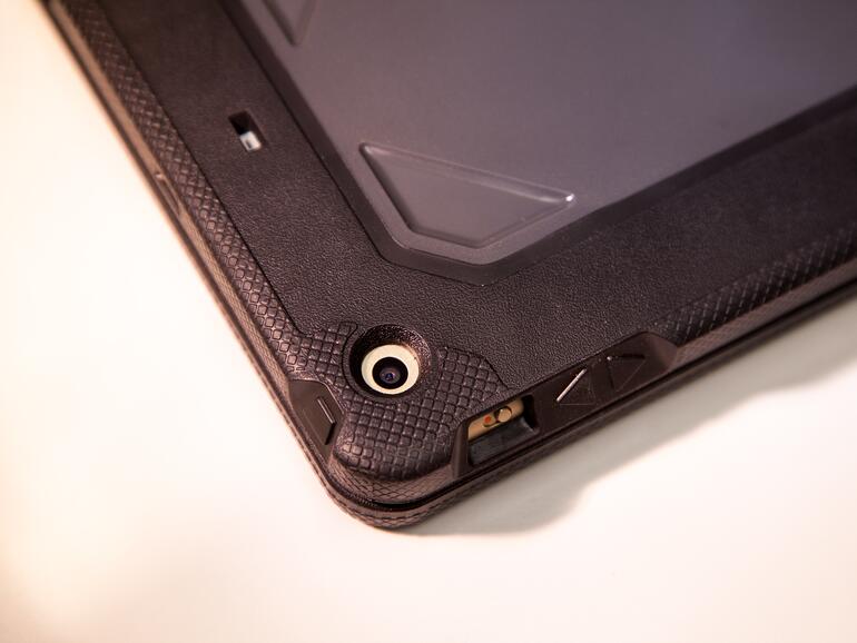 Die Aussparungen für Kamera & Co. sind clever gewählt, sodass man bei den Anschlüssen ohne Zusatzadapter auskommt