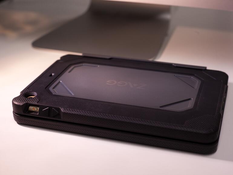 Das Rugged Folio für iPad mini zugeklappt und bereit, auf Reisen zu gehen