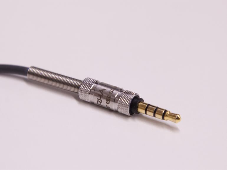 Der massive 3,5 Millimeter Klinkenstecker mit einer Feder als Knickschutz