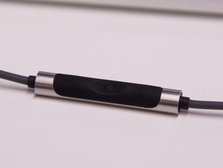 Die Fernbedienung ermöglicht die Steuerung von Musik und Podcasts, ohne das iPhone aus der Tasche holen zu müssen