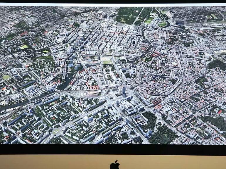 Wenn man den Retina-Modus verlässt und die Fläche maximal ausnutzt, kann man ohne Probleme (fast) komplette Städte in der Karten-Applikation anzeigen lassen