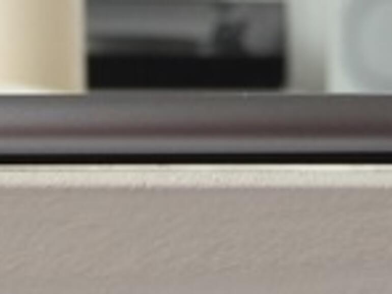 Im rechten Fünftel ist eine leichte Biegung des Gehäuses zu sehen.