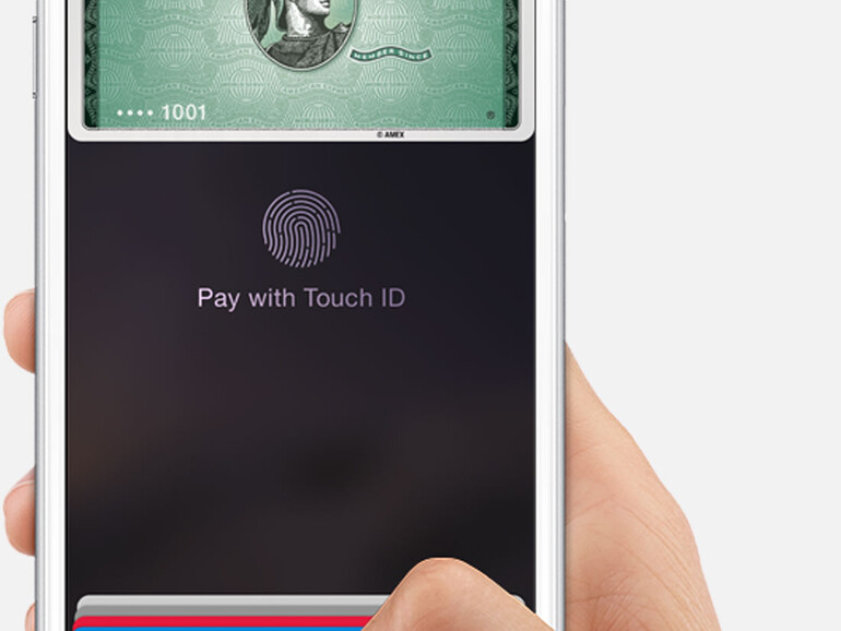Bezahlvorgang mit Apple Pay: Das iPhone muss in die Nähe des Kartenterminals gebracht werden, die Transaktion wird per Fingerabdruck bestätigt.