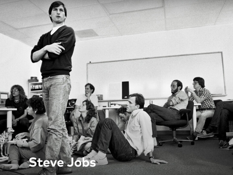 Steve Jobs und sein Team. Eins der Fotos aus „Fearless Genius: The Digital Revolution in Silicon Valley 1985-2000“ von Doug Menuez.