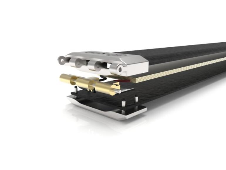 Im Gürtel ist ein flexibler Akku versteckt