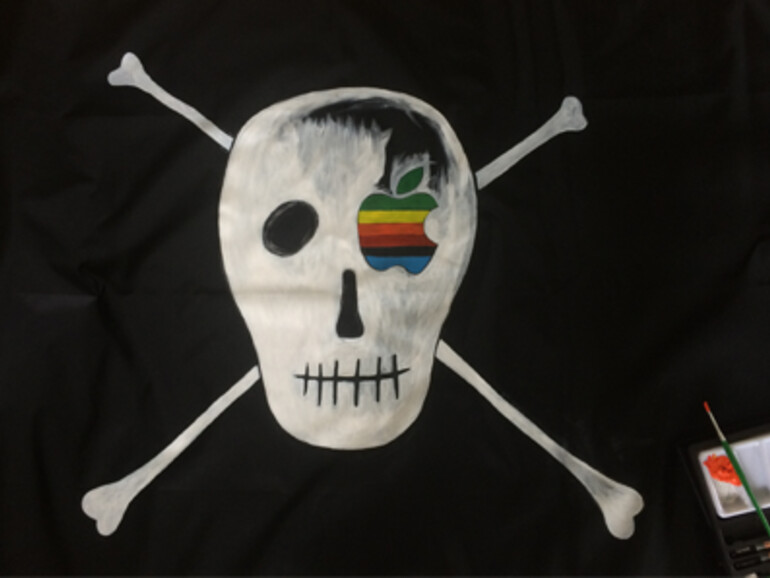 Eine der Macintosh-Piratenflaggen während der Herstellung