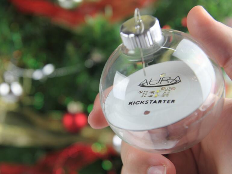 Im Inneren der Christbaumkugeln sorgt eine LED für Licht