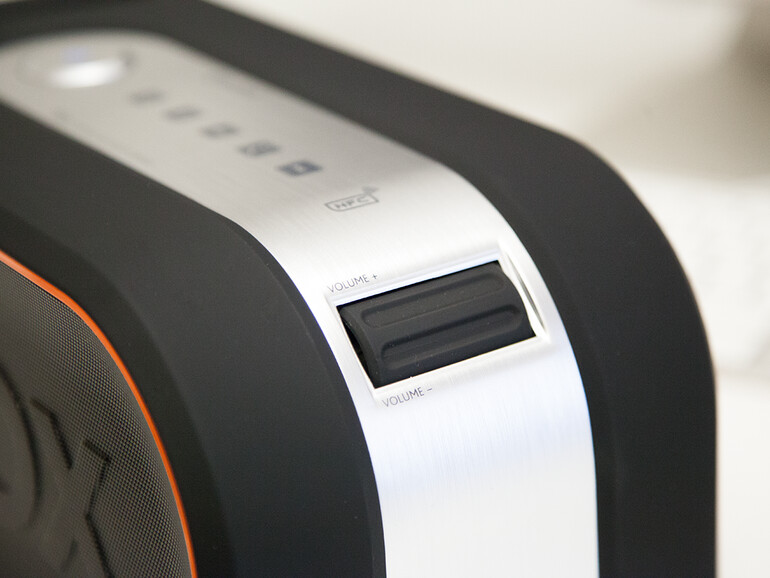 An der Seite des Geräts befindet sich der Lautstärkeregler