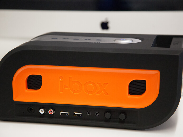 Gut zu sehen: Die beiden Öffnungen für den kräftigen Subwoofer