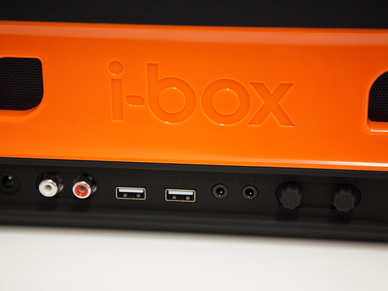 Die hinteren Anschlüsse und Einstell-Rädchen für Bass und Höhen