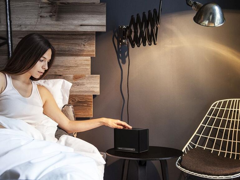 Erhältlich ist das Gerät mit weißem und schwarzem Gehäuse – so passt es sich praktisch in jede Wohnsituation gut ein.