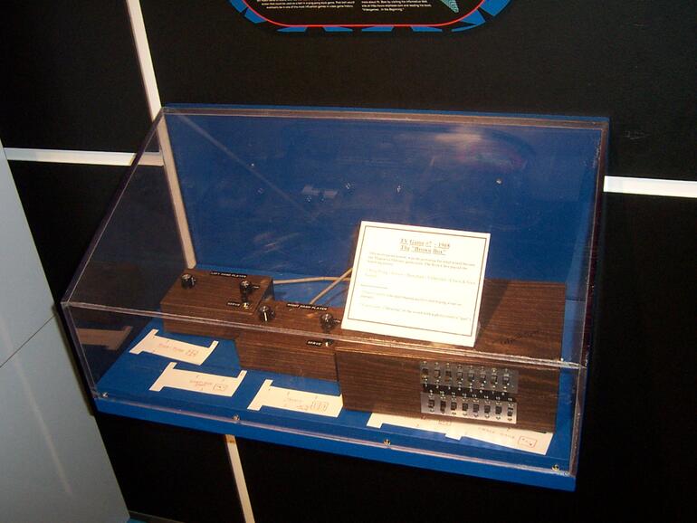 Baers Prototyp einer Videospiel-Konsole, die sogenannte "Brown Box", welche ihren Namen durch das braune Klebeband bekam, das sie zusammenhielt