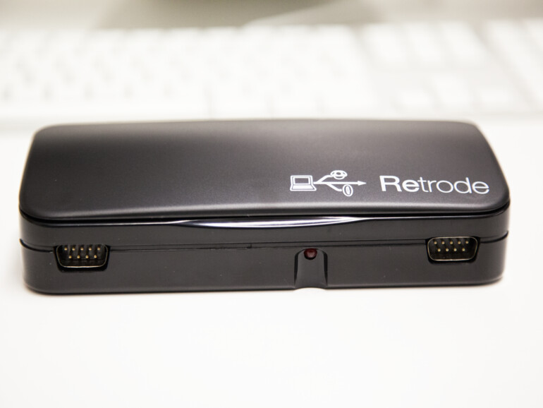 Die Retrode von außen. Vorne zwei Ports für Sega Megadrive Controller