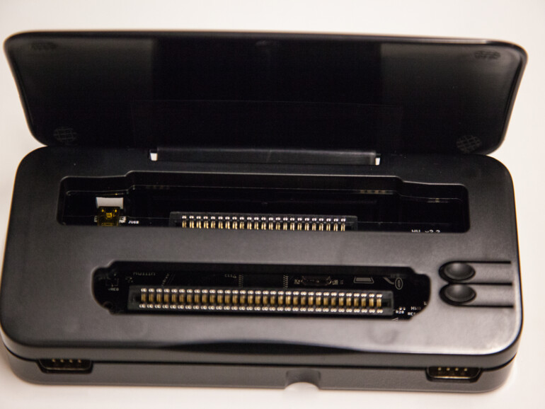 Der Sega Megadrive und SNES-Slot der Retrode. Beachtenswert ist die extrem saubere Verarbeitung