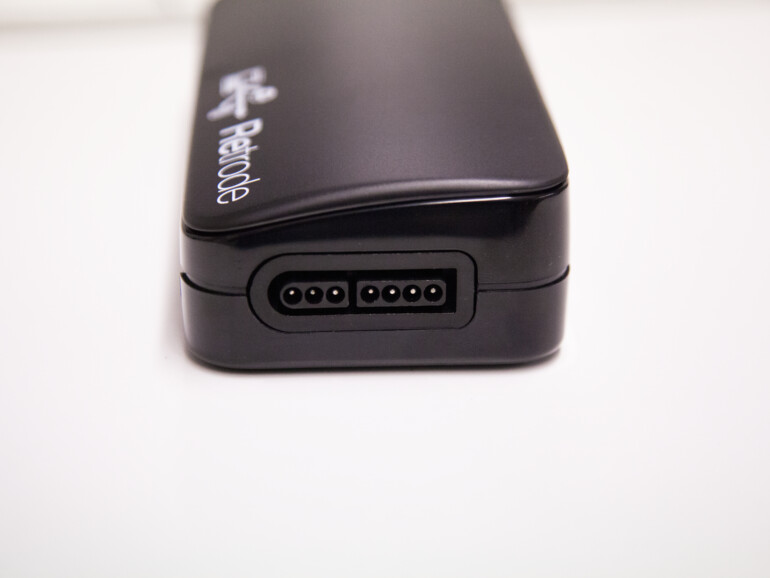 Seitlich befinden sich an der Retrode die Ports für SNES-Controller