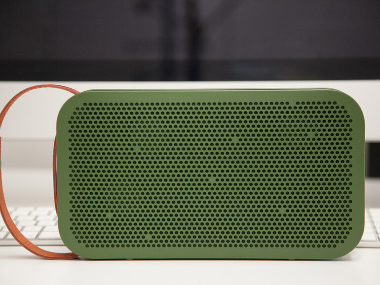 Im Inneren sorgen je zwei Tief- und Hochtöner auf Vorder- und Rückseite für guten Sound.