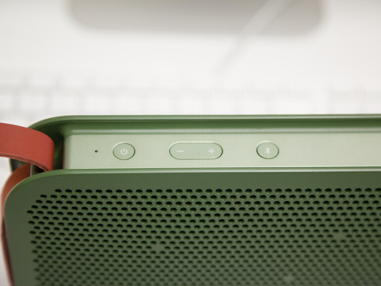 Die Bedienoberflächen befinden sich auf der Oberseite des Geräts.