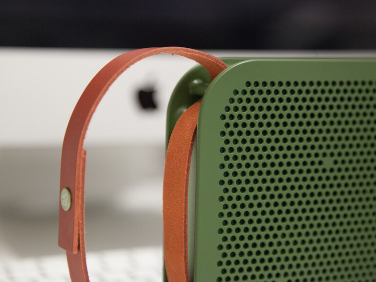 Den Beoplay A 2 gibt es in grün, schwarz und silber, ein edler Lederriemen dient zum Tragen.