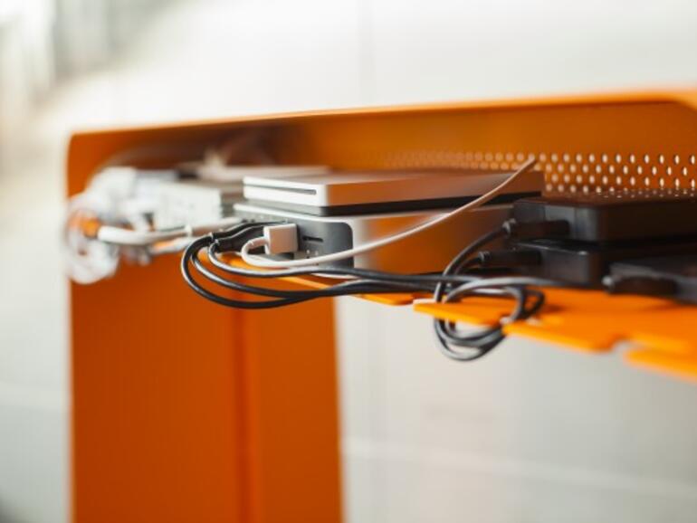 Im Zwischendeck finden externe Geräte oder ein Mac mini Platz