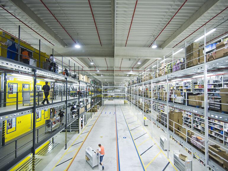 Regalreihen im Amazon-Vetriebszentrum in Leipzig