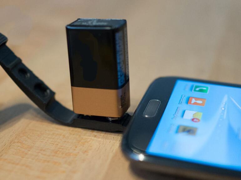 Ein 9-Volt-Block liefert Strom für 5 Stunden