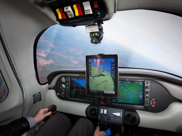 Xavion auf dem iPad im Kleinflugzeug