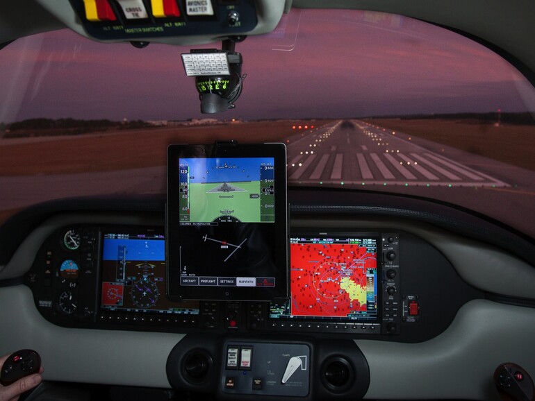 Xavion auf dem iPad im Kleinflugzeug
