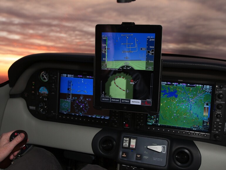 Xavion auf dem iPad im Kleinflugzeug