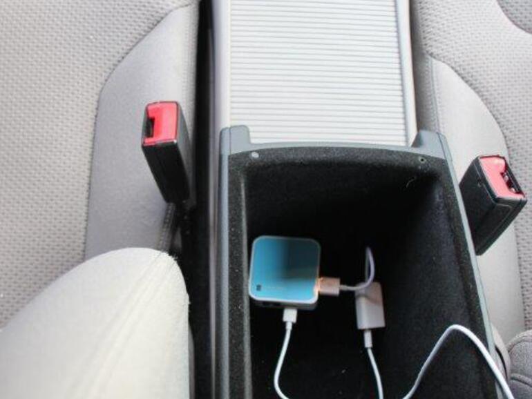 AirEnabler in der Mittelkonsole angeschlossen