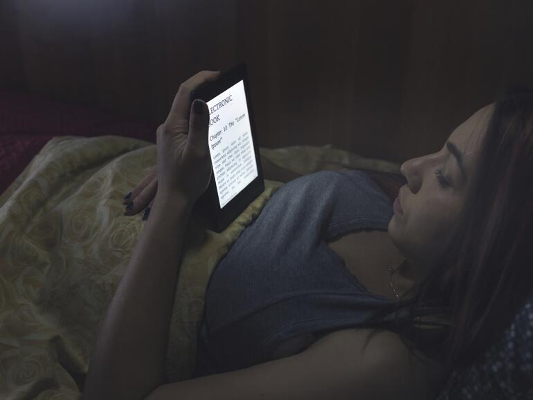 Einschlafen und erholsam schlafen: Displays mit Hintergrundbeleuchtung sollen schädlich sein.