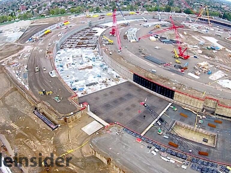 Die Ringe des Hauptgebäudes und die Zufahrt zur Tiefgarage.