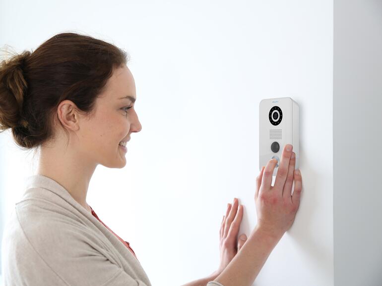 Mit DoorBird wird die Haustürklingel endlich smart. Das sorgt für mehr Komfort und Sicherheit.