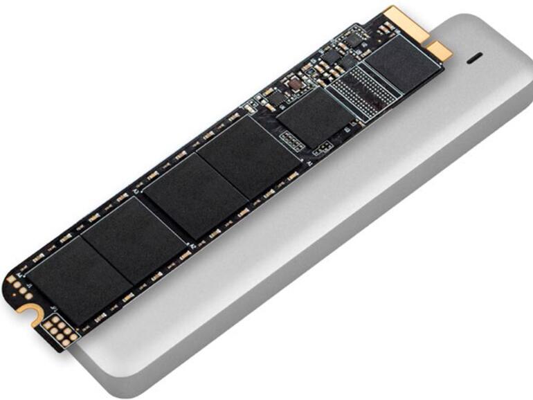 Der Lieferumfang des JetDrive ist üppig: Neben der neuen SSD sind ein externes USB-Gehäuse für die „alte“ SSD und zwei passende Schraubendreher für den Einbau mit an Bord.